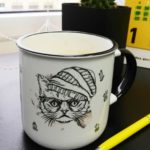 Печать на чашке. Кот в очках. Чашка и кот в шапке. Чашка с котом. Чашка с кактусами. Печать кота. Кіт на кружці.